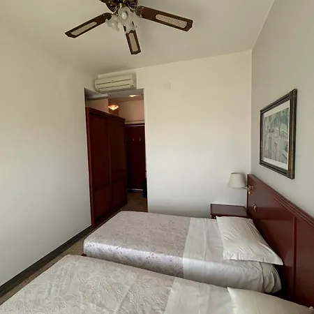 Hotel Spiaggia 호텔 페자로