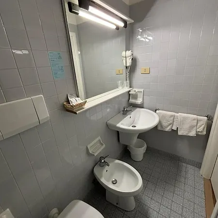 Hotel Spiaggia 3* 페자로