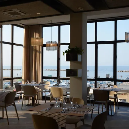 Hotel Spiaggia 3* 페자로